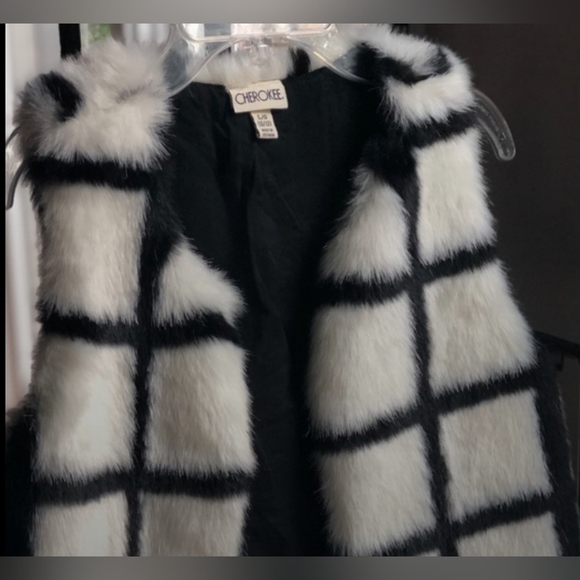 Girls size 10/12 Cherokee brand black/white windowpane fur vest. 🔥 - Picture 3 of 6